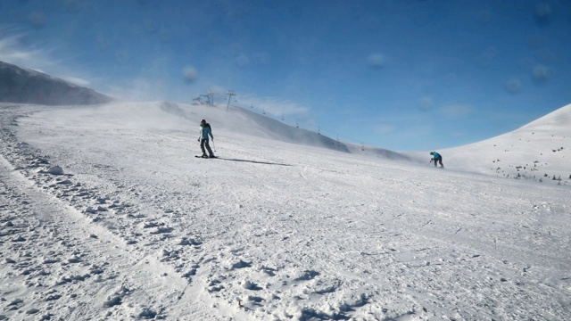 女子在山峰上滑雪视频素材