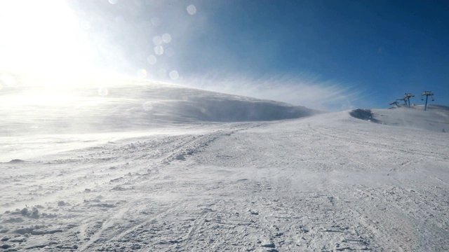 在山顶滑雪的女人视频素材