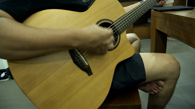 亚洲人手弹奏吉他视频素材