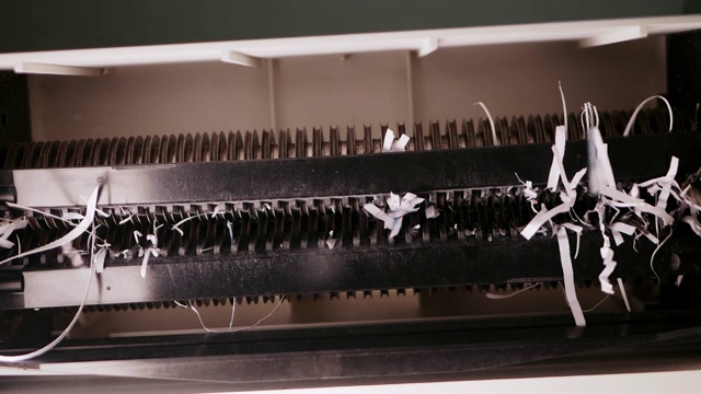 碎纸机的特写，这是切纸彻底的连续数据破坏视频素材