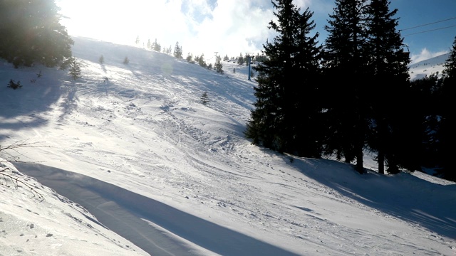 滑雪板从山上滑落视频素材