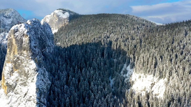 无人机在冬季峡谷飞行视频下载