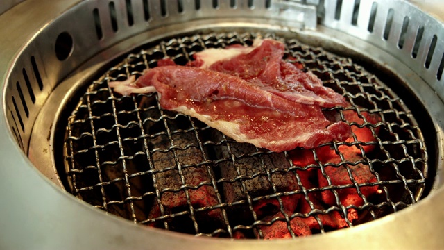 韩国烧烤牛肉在烧烤餐厅视频下载