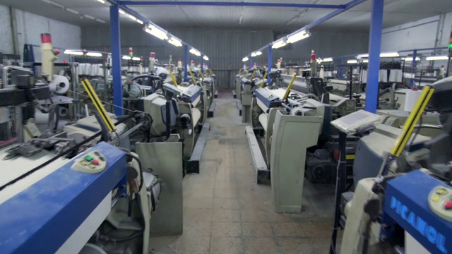 纺织厂内部配备自动化机械。工业和技术的概念。视频下载