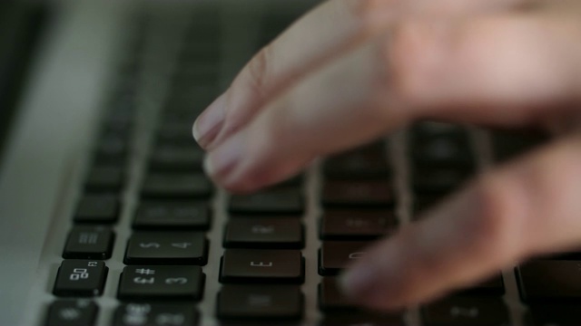 在笔记本电脑键盘上打字的女人视频下载
