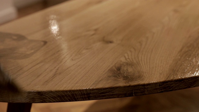 给一张木桌上漆视频下载