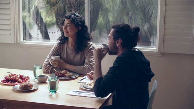 一对酷夫妇在一起吃早餐视频素材