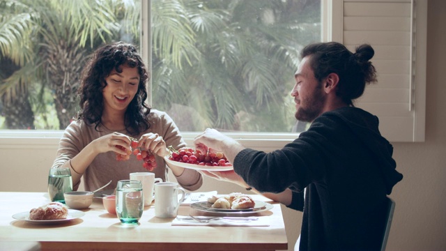 酷夫妇在一起吃早餐视频素材