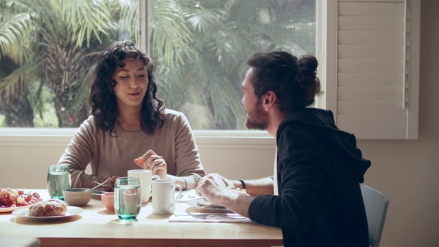 酷夫妇在一起吃早餐视频下载
