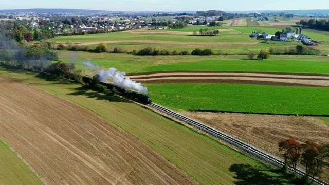 无人机拍摄的阿米什乡村蒸汽客运列车冒烟视频下载
