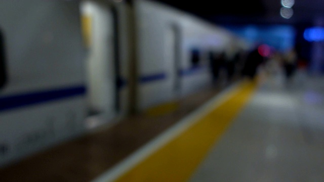 站内旅客进入高速列车的散焦慢动作视频素材