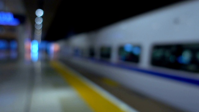 高速列车离开车站的散焦视图视频素材