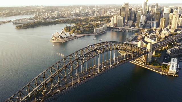 无人机拍摄的悉尼海港大桥日出时的画面。视频素材
