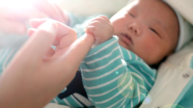 新生婴儿牵着母亲的手视频素材