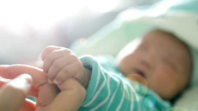 新生婴儿牵着母亲的手视频下载