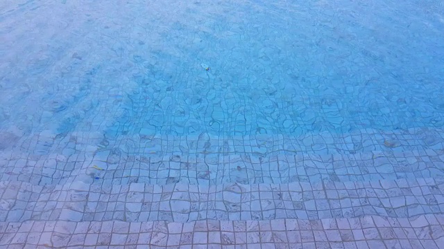 游泳池里的水很蓝视频素材