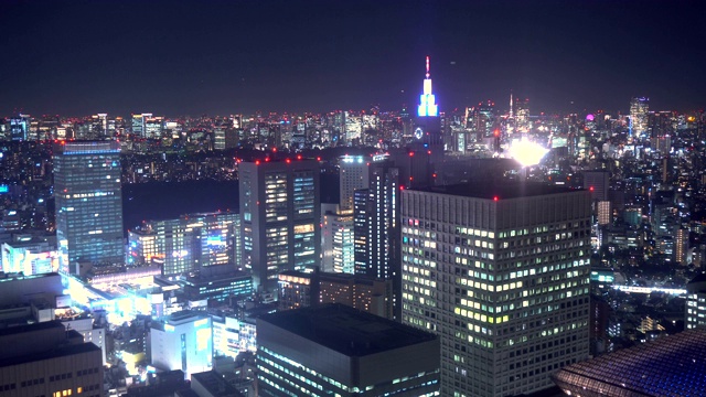 代代木大楼和闪烁的红灯的东京市中心夜晚的时间流逝视频下载