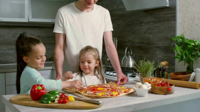 父亲和孩子在家里做披萨视频素材
