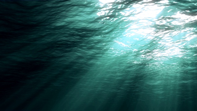 阳光从上面照射下来，穿透深蓝色的海水，形成美丽的水幕反射光线视频素材