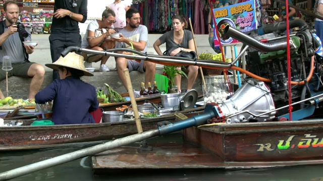 距离泰国曼谷不远的Damnoen Saduak水上市场的当地小贩视频下载