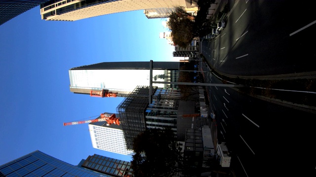 在新宿西侧的建筑上移动起重机的时间流逝视频素材