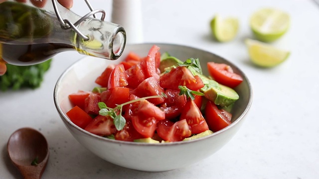 用牛油果、西红柿、黄瓜和罗勒来制作素食沙拉。视频素材