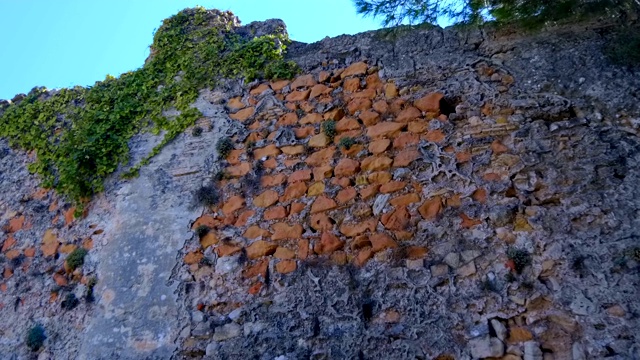 古石墙的结构有各种各样的鹅卵石视频素材