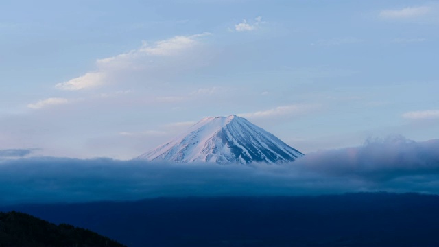 富士山山顶的时间流逝，浮云飘过视频素材