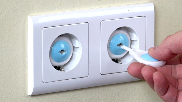 用手拔掉墙上电源插座上的安全插头视频素材