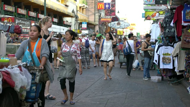 成群的游客在泰国曼谷考山路寻找乐趣视频素材