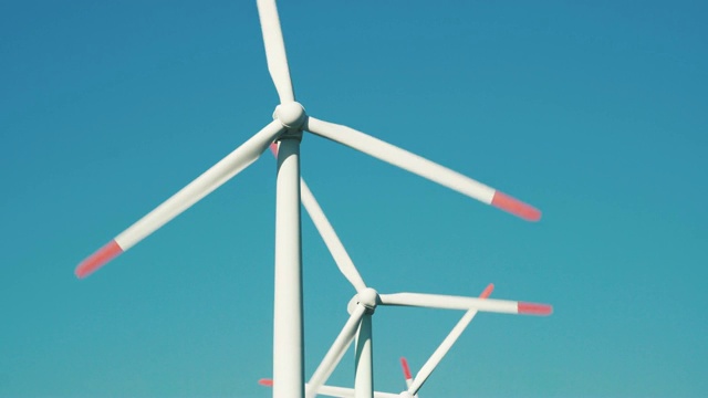 替代能源。大型旋转风力涡轮机叶片对蓝天风力农场特写。光滑的运动。4 k的片段视频素材
