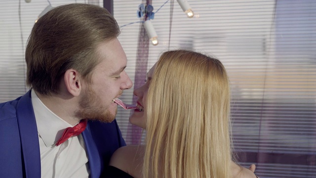 年轻的微笑幸福的夫妇在他们的牙齿折叠卡视频下载