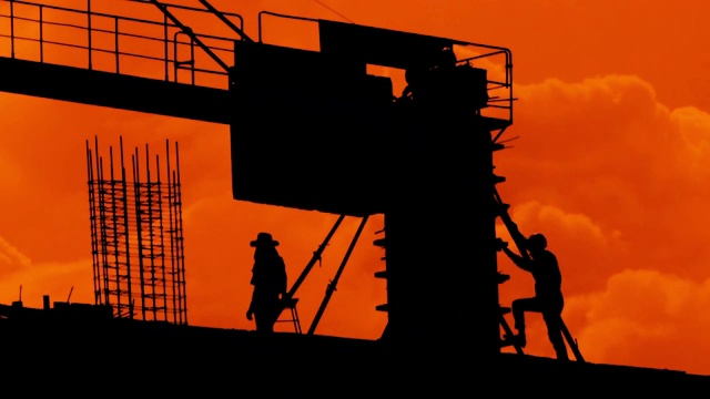 建筑工人爬上混凝土框架。视频素材
