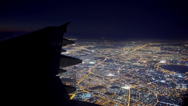夜间在城市上空飞行视频素材