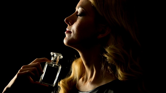 诱人的金发女性使用豪华香水，性感的气味，信息素效果视频下载
