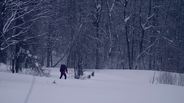 独自一人在山里。冬之旅视频素材