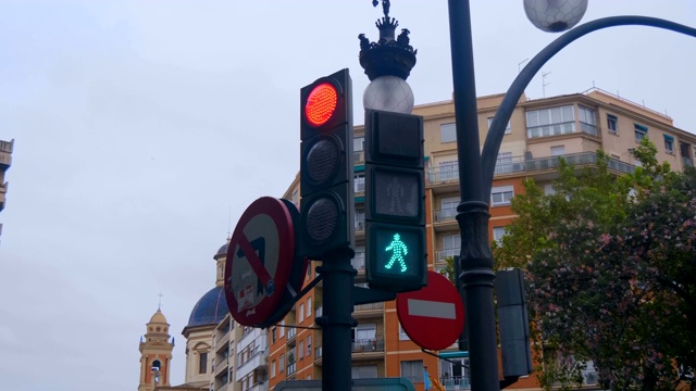 西班牙城市街道上的交通灯有红灯和绿灯视频下载