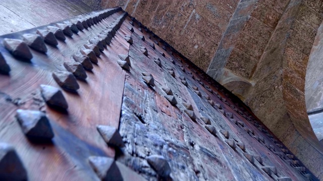 通往古老西班牙城堡内部的通道上有几扇大木门视频素材