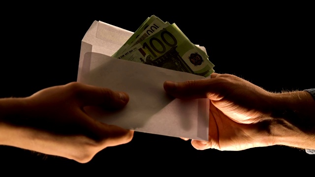 手给欧元在信封孤立黑色，腐败或非法工资视频素材