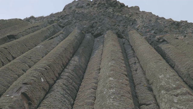 手握巨大的六角形石堤，北爱尔兰视频下载