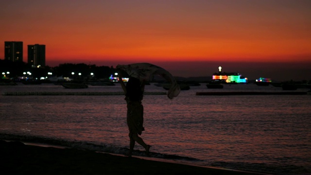 黄昏时分在海滩上跑步视频素材