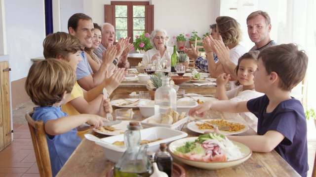 朋友和家人在餐桌上享用午餐视频素材