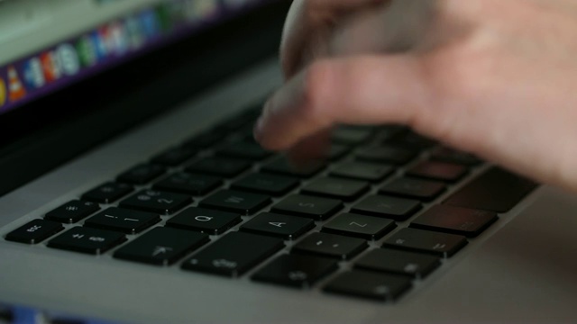 女人的手在笔记本电脑上打字视频下载
