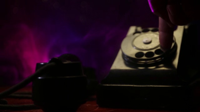 旧的黑色电话上的旧木板与艺术黑色背景与雾和色调的光。空的空间。有选择性的重点视频素材