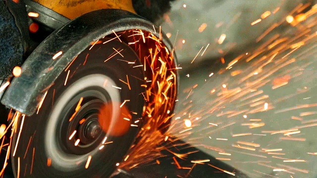 慢镜头:工人在磨一块金属板视频素材