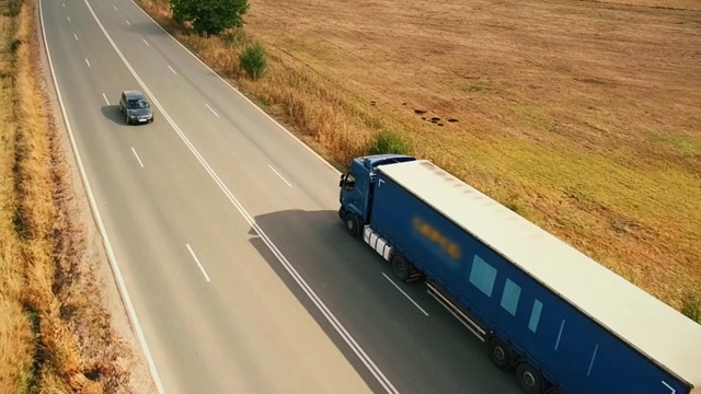 空中拍摄的一辆卡车行驶视频下载