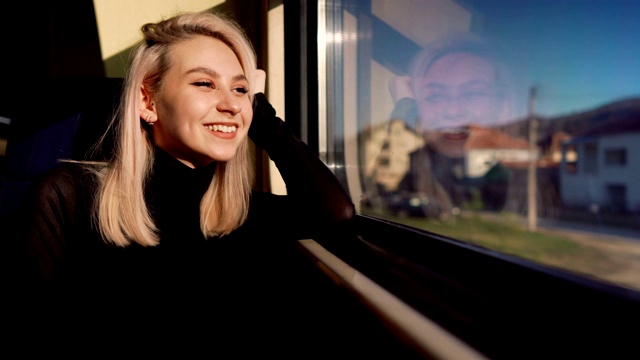 享受火车之旅的青少年旅行者视频素材