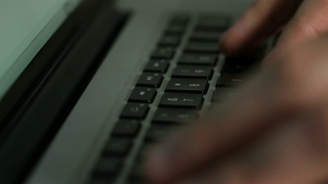 他的手在笔记本电脑的键盘上打字视频下载