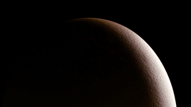 一个在转盘上旋转的棕色鸡蛋的微距拍摄。一个鸡蛋的近景在黑色的背景，柔和的光和阴影视频下载