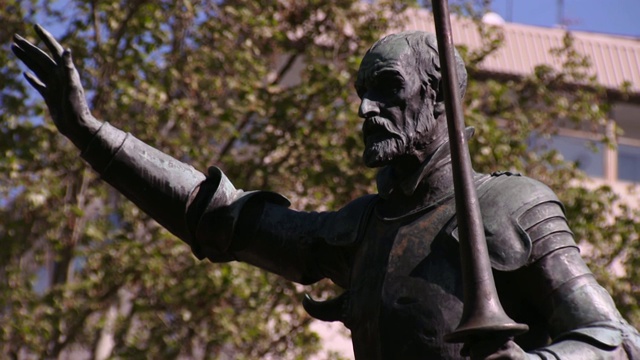 唐·吉诃德的青铜雕像特写，在塞万提斯纪念碑，西班牙马德里视频素材